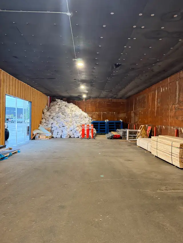 Atelier 4 500 pi² - Possibilité d'Isolation et Porte - Photo 4