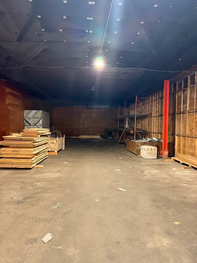 Atelier 4 500 pi² - Possibilité d'Isolation et Porte - Photo 5