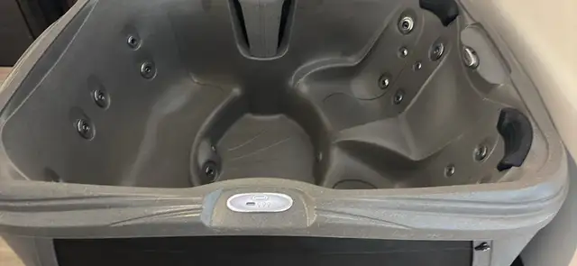 2023 Jacuzzi 4-5 person hot tub