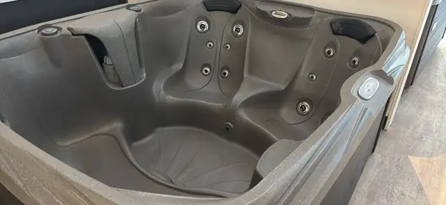 2023 Jacuzzi 4-5 person hot tub - Photo 2