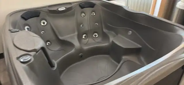 2023 Jacuzzi 4-5 person hot tub - Photo 3