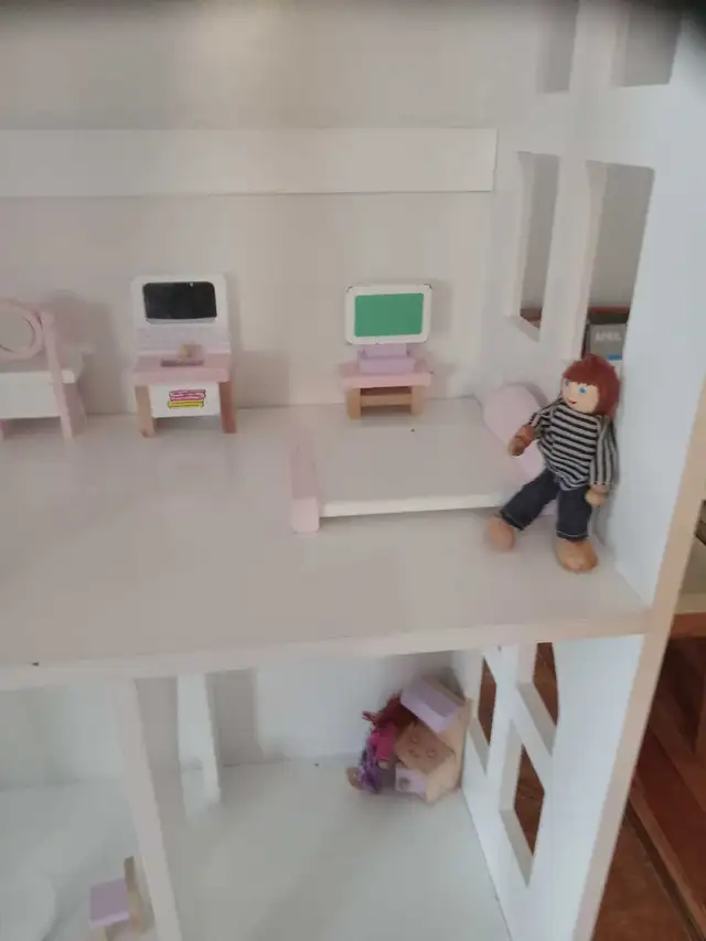 Beautiful Doll House - Photo 5