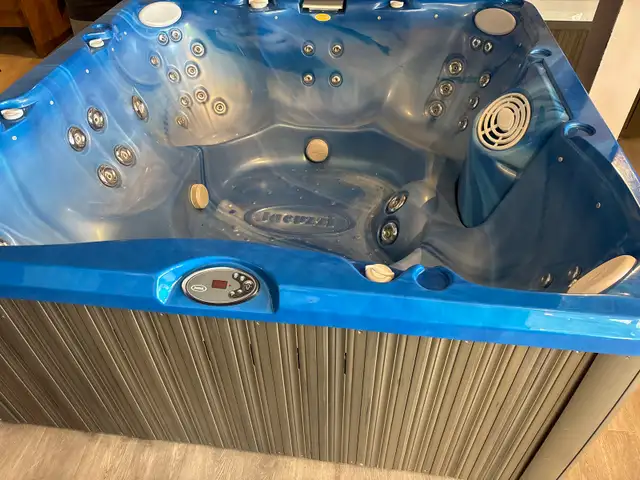 HUGE Jacuzzi 7 person hot tub $6990