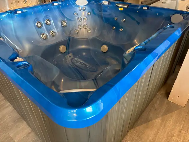 HUGE Jacuzzi 7 person hot tub $6990 - Photo 2