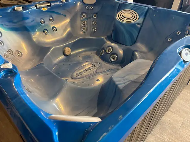 HUGE Jacuzzi 7 person hot tub $6990 - Photo 3