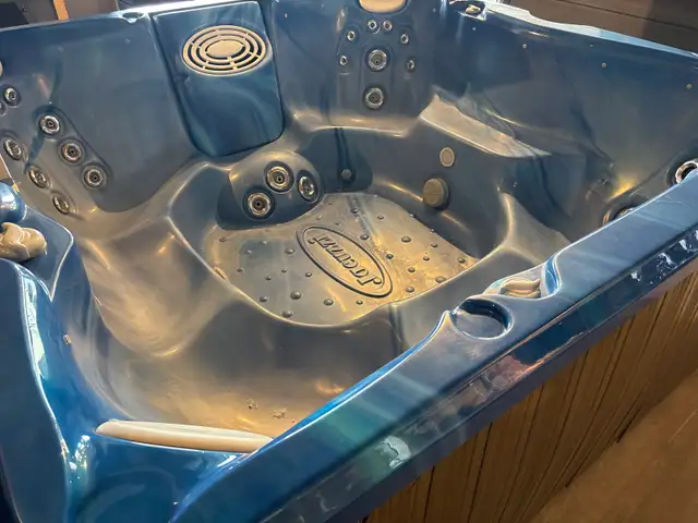 HUGE Jacuzzi 7 person hot tub $6990 - Photo 4
