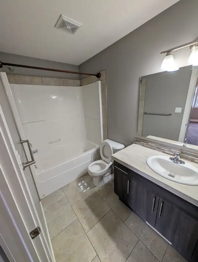 Upper duplex with single car garage and water included! - Photo 4