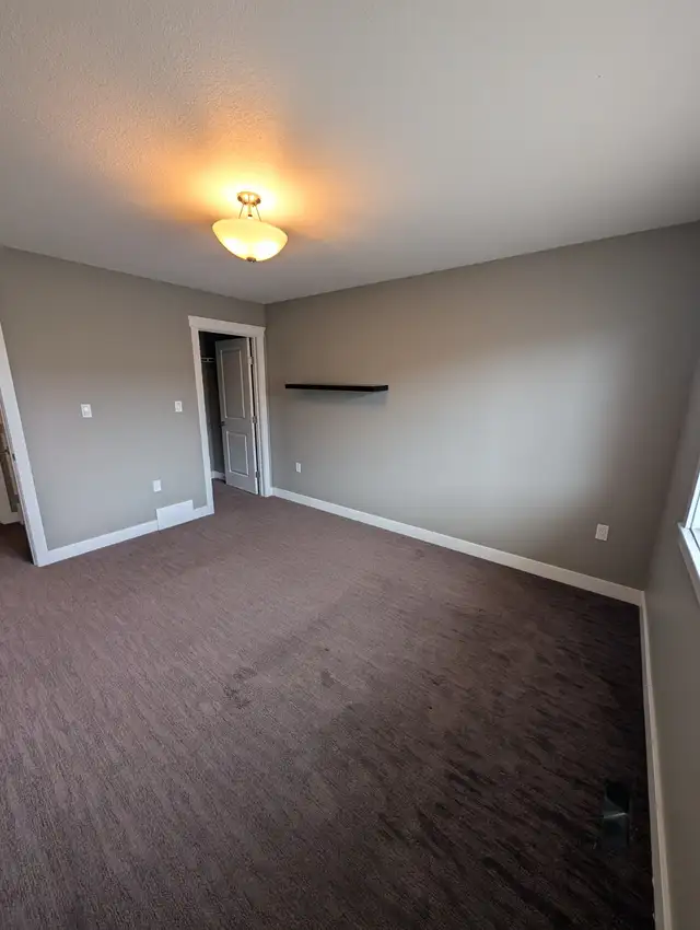 Upper duplex with single car garage and water included! - Photo 5