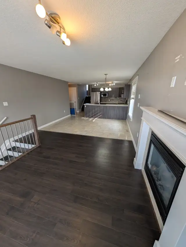 Upper duplex with single car garage and water included! - Photo 7