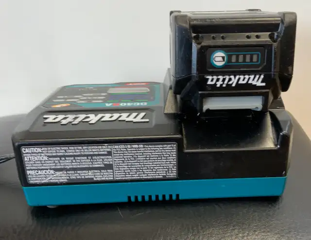 Makita 40V Battery   Fast Charger - Photo 3