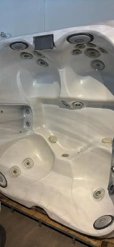 HUGE SAVINGS – 2023 Jacuzzi Brand 4-5 person Hot Tub