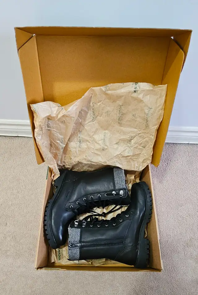 BRAND NEW IN BOX KAMIK WOMEN'S WINTER BOOT - SIZE 9