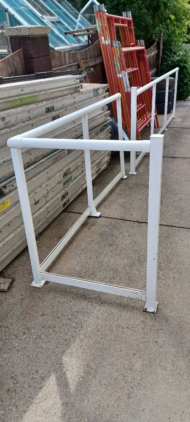 aluminum railing with glass panels