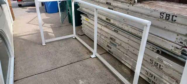 aluminum railing with glass panels - Photo 2