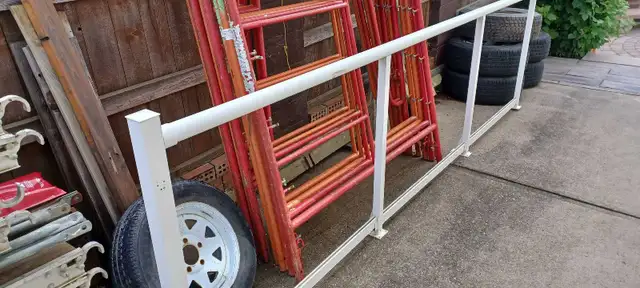 aluminum railing with glass panels - Photo 3