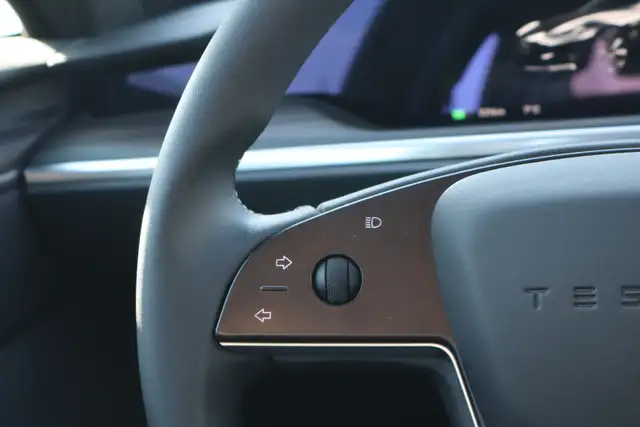 2025 Tesla Model S - Photo 12
