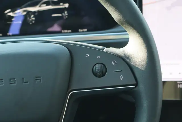 2025 Tesla Model S - Photo 13