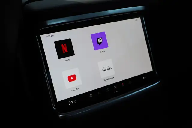 2025 Tesla Model S - Photo 27