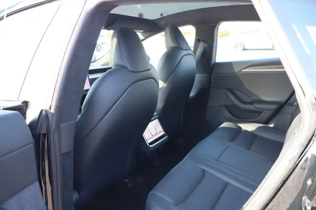 2025 Tesla Model S - Photo 31