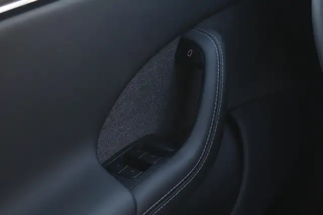 2025 Tesla Model S - Photo 32