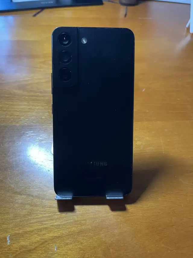 Selling Galaxy S22 for $150 - Photo 2