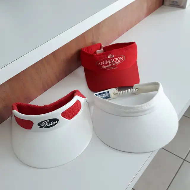 3 CASQUETTES NEUVES GOLF, 22'TOUR TETE AJUSTABLE: $5.00 CHACUNE