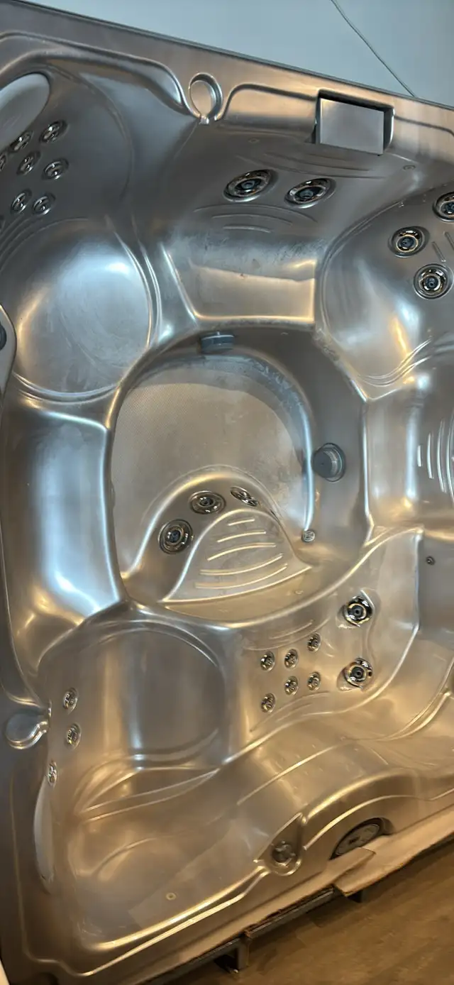 Huge Jacuzzi brand hot tub with lounger - Photo 2