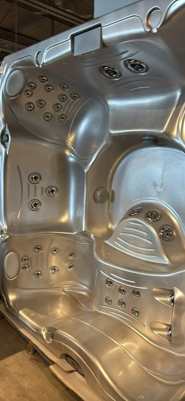 Huge Jacuzzi brand hot tub with lounger - Photo 3