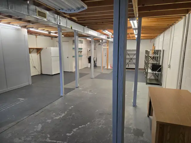 Warehouse with 2 offices upstairs  Prime Location Brantford - Photo 3