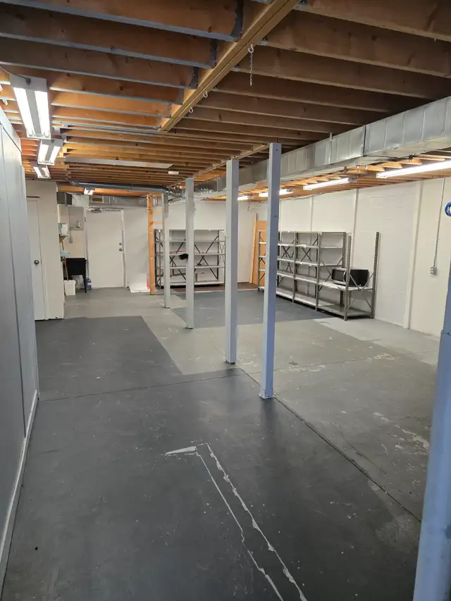Warehouse with 2 offices upstairs  Prime Location Brantford - Photo 4