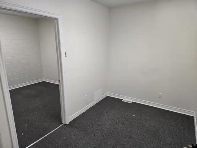 Warehouse with 2 offices upstairs  Prime Location Brantford - Photo 6