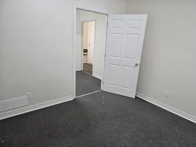 Warehouse with 2 offices upstairs  Prime Location Brantford - Photo 7