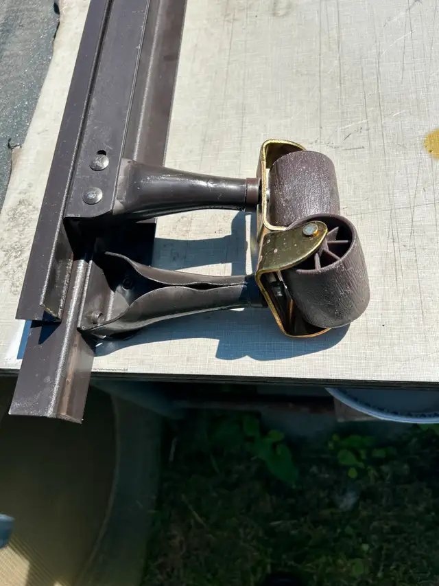 ONE SET OF BED RAIL /WHEELSAS PICTURED