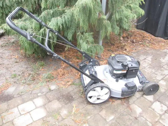 22 INCH CANADIANA 6.75 H/P BRIGGS ENGINE PUSH MOWER AUTO START