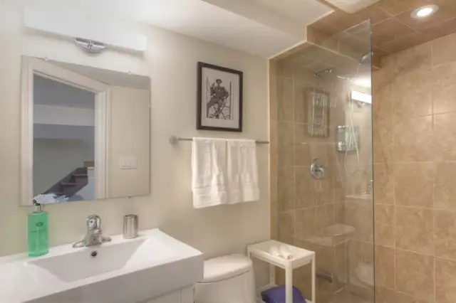 Beautiful 2 Bedroom - Basement Apt. - Private Laundry - Backyard - Photo 4