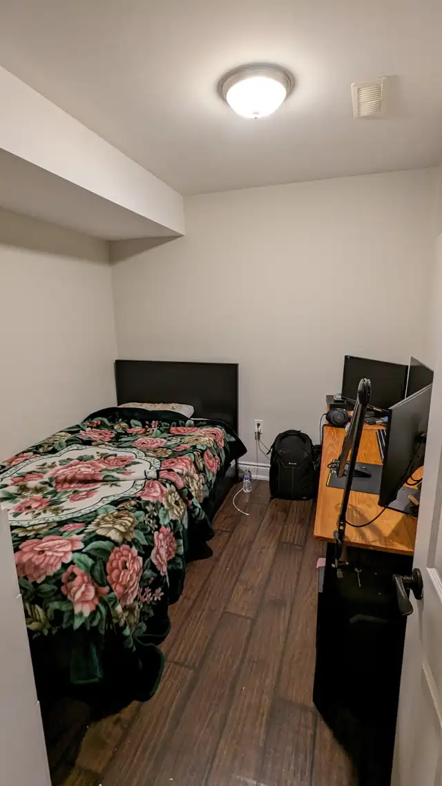 Beautiful 2 Bedroom - Basement Apt. - Private Laundry - Backyard - Photo 5