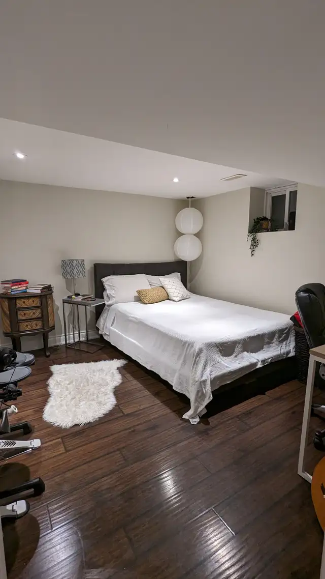 Beautiful 2 Bedroom - Basement Apt. - Private Laundry - Backyard - Photo 6