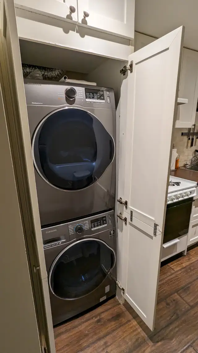 Beautiful 2 Bedroom - Basement Apt. - Private Laundry - Backyard - Photo 7