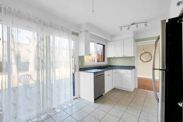 Spacious Room For Rent - Photo 8