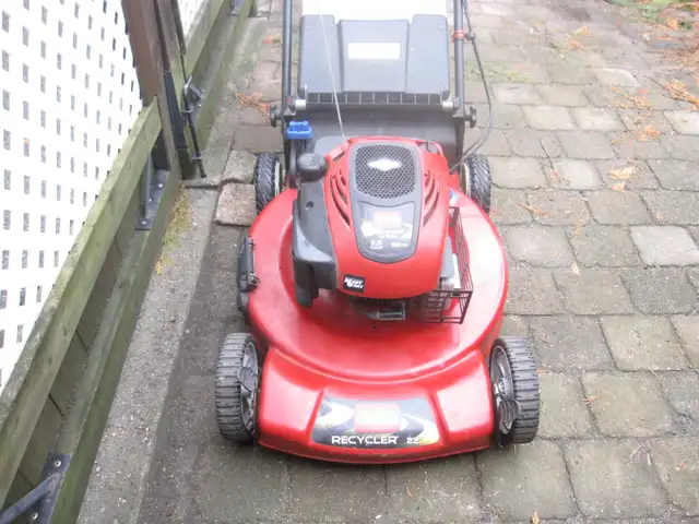 22' TORO RECYCLER SELF PROPELLED  7 H/P BRIGGS AUTO START - Photo 2