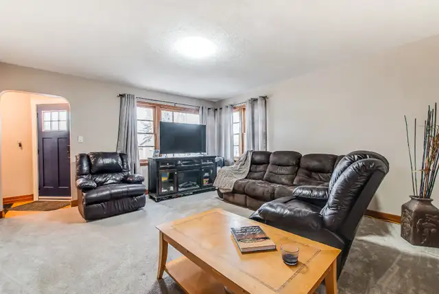 Charming raised Bungalow in Mature Community - Photo 2