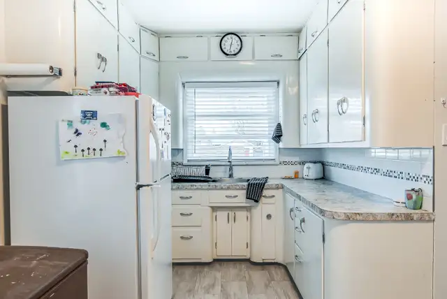 Charming raised Bungalow in Mature Community - Photo 3