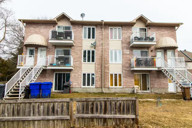 Appartement à Louer - 17 rue Damphousse #1