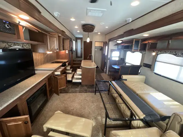 2012 Heartland Bighorn 3685RL SPACIOUS,, COUPLES UNIT - Photo 5