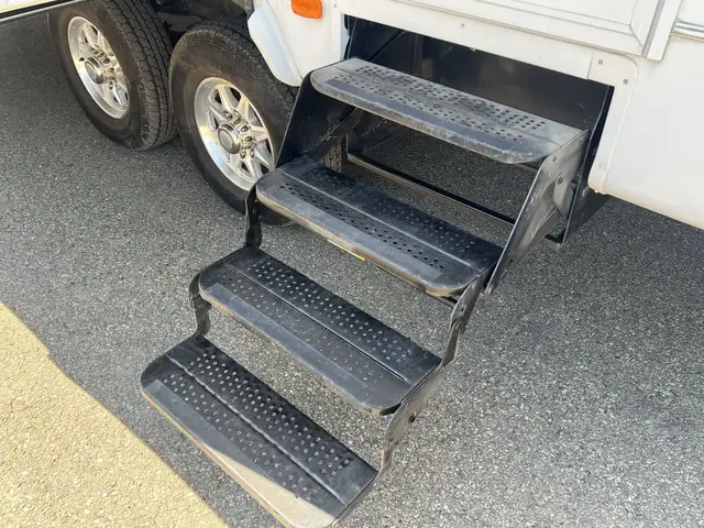 2012 Heartland Bighorn 3685RL SPACIOUS,, COUPLES UNIT - Photo 8