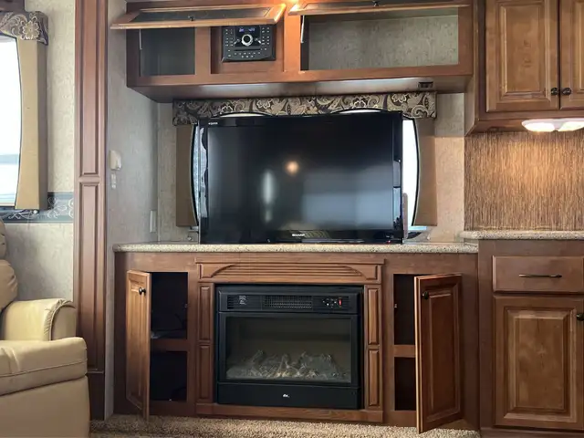 2012 Heartland Bighorn 3685RL SPACIOUS,, COUPLES UNIT - Photo 14