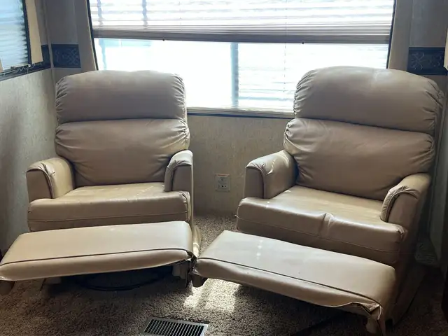 2012 Heartland Bighorn 3685RL SPACIOUS,, COUPLES UNIT - Photo 17