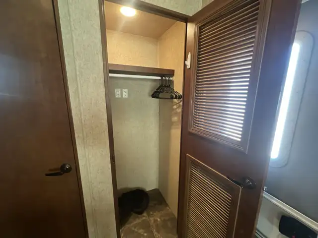 2012 Heartland Bighorn 3685RL SPACIOUS,, COUPLES UNIT - Photo 22