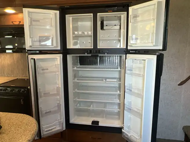 2012 Heartland Bighorn 3685RL SPACIOUS,, COUPLES UNIT - Photo 25