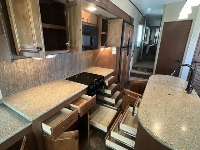 2012 Heartland Bighorn 3685RL SPACIOUS,, COUPLES UNIT - Photo 26